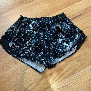 Lululemon hotty hot short 2.5”